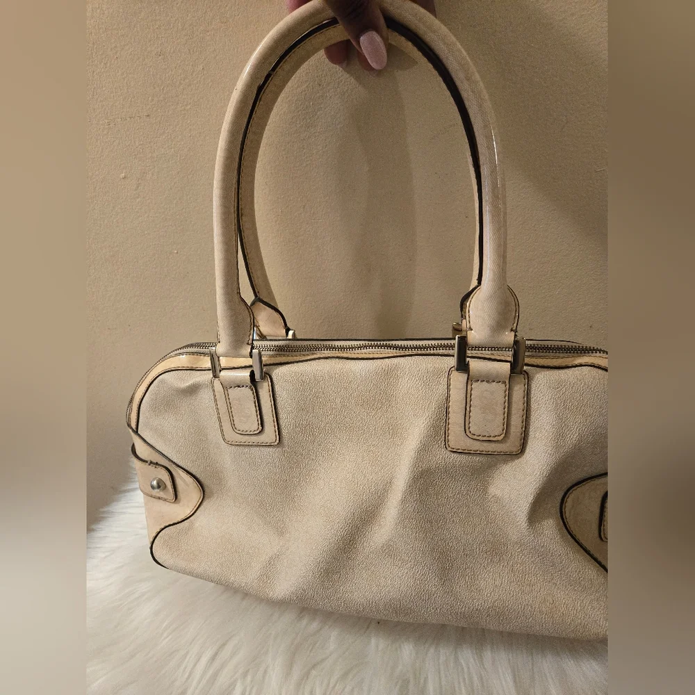 GUESS Faux Leather Shoulder Bag Heart Luggage Tag Beige Handbag - Picture 3 of 15